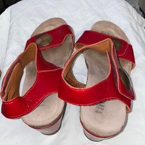 Red wedge sandals With brassy accent